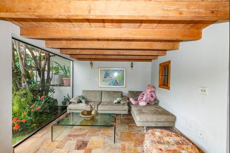 Casa à venda com 400m², 4 quartos e 4 vagas Casa à venda com 400m², 4 quartos e 4 vagasVaranda