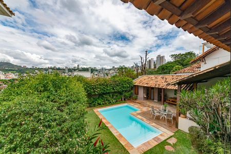 Casa à venda com 400m², 4 quartos e 4 vagas Casa à venda com 400m², 4 quartos e 4 vagasVaranda