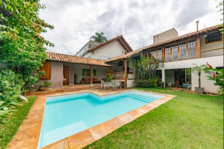 Casa à venda com 400m², 4 quartos e 4 vagas Casa à venda com 400m², 4 quartos e 4 vagasVaranda