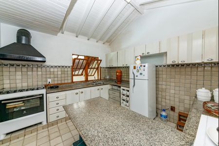 Casa à venda com 400m², 4 quartos e 4 vagas Casa à venda com 400m², 4 quartos e 4 vagasCozinha