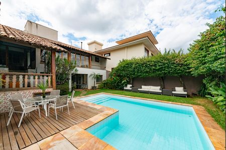 Casa à venda com 400m², 4 quartos e 4 vagas Casa à venda com 400m², 4 quartos e 4 vagasVaranda