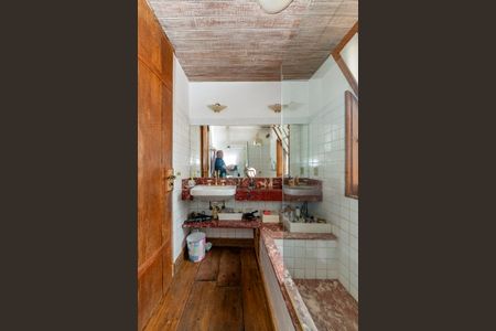 Casa à venda com 400m², 4 quartos e 4 vagas Casa à venda com 400m², 4 quartos e 4 vagasBanheiro da Suíte