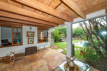 Casa à venda com 400m², 4 quartos e 4 vagas Casa à venda com 400m², 4 quartos e 4 vagasVaranda