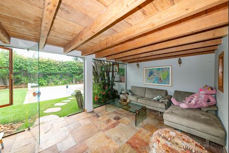 Casa à venda com 400m², 4 quartos e 4 vagas Casa à venda com 400m², 4 quartos e 4 vagasVaranda