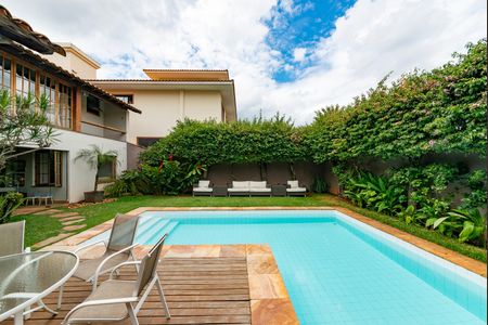 Casa à venda com 400m², 4 quartos e 4 vagas Casa à venda com 400m², 4 quartos e 4 vagasVaranda