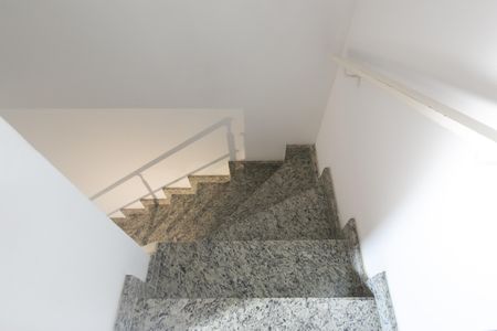 Casa de condomínio à venda com 59m², 2 quartos e 1 vagaEscada