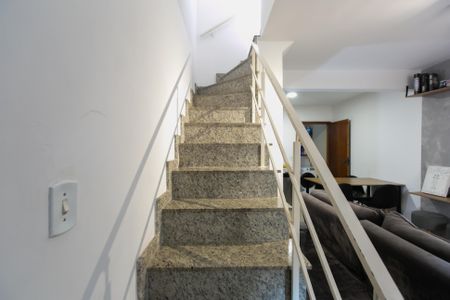 Casa de condomínio à venda com 59m², 2 quartos e 1 vagaEscada