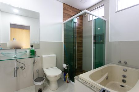 Casa à venda com 230m², 4 quartos e 2 vagasBanheiro da Suíte