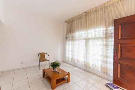 Casa à venda com 200m², 2 quartos e 2 vagasSala
