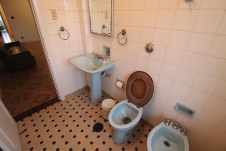 Casa à venda com 265m², 8 quartos e 5 vagasCasa 2 - Banheiro