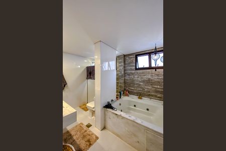 Apartamento à venda com 368m², 6 quartos e 4 vagasBanheiro da Suíte 3