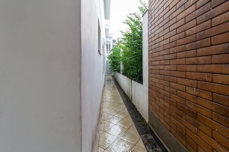 Casa à venda com 200m², 4 quartos e 1 vaga Casa à venda com 200m², 4 quartos e 1 vagaCorredor externo lateral - Casa 1