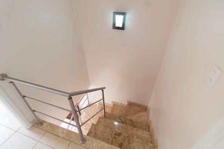 Casa de condomínio à venda com 108m², 3 quartos e 2 vagasEscada