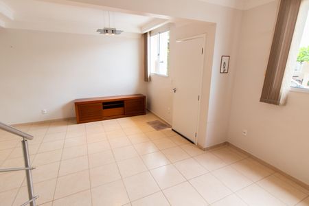 Casa de condomínio à venda com 108m², 3 quartos e 2 vagasSala