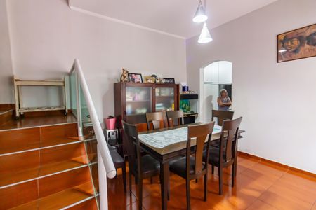 Casa à venda com 215m², 4 quartos e 2 vagas Casa à venda com 215m², 4 quartos e 2 vagasSala de Jantar