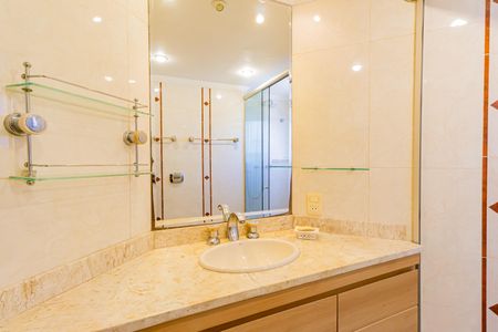 Apartamento à venda com 147m², 3 quartos e 2 vagas Apartamento à venda com 147m², 3 quartos e 2 vagasBanheiro da Suíte