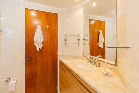 Apartamento à venda com 147m², 3 quartos e 2 vagas Apartamento à venda com 147m², 3 quartos e 2 vagasBanheiro da Suíte