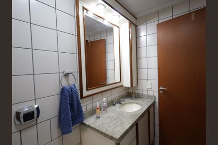 Apartamento à venda com 140m², 3 quartos e 4 vagasBanheiro da Suíte 2