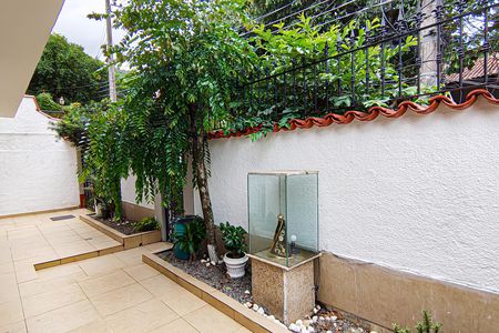 Casa de condomínio à venda com 233m², 5 quartos e 2 vagasfrente da casa