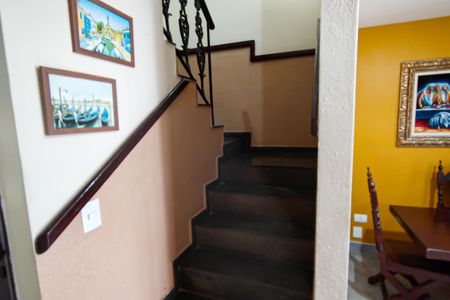 Casa de condomínio à venda com 233m², 5 quartos e 2 vagasescada
