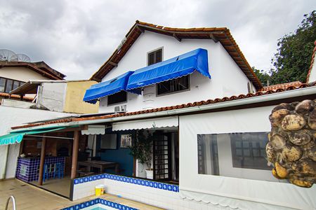 Casa de condomínio à venda com 233m², 5 quartos e 2 vagasparte de tras da casa
