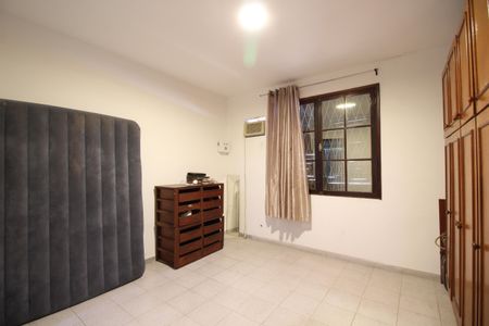 Casa à venda com 260m², 5 quartos e 3 vagasSuíte