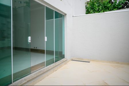 Casa à venda com 220m², 3 quartos e 4 vagasSacada da Sala Principal