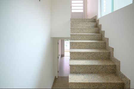 Casa à venda com 220m², 3 quartos e 4 vagasEscada do Hall de Entrada