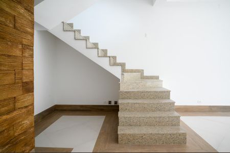 Casa à venda com 220m², 3 quartos e 4 vagasEscada