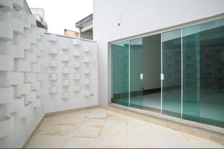 Casa à venda com 220m², 3 quartos e 4 vagasSacada da Sala Principal