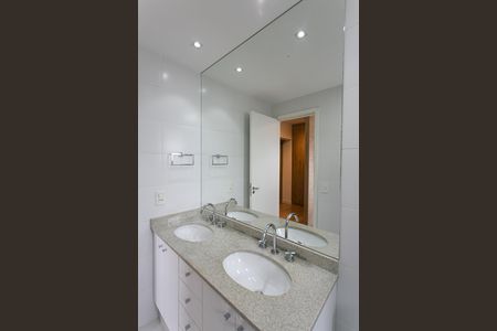 Apartamento à venda com 127m², 3 quartos e 2 vagas Apartamento à venda com 127m², 3 quartos e 2 vagasBanheiro da Suíte 2