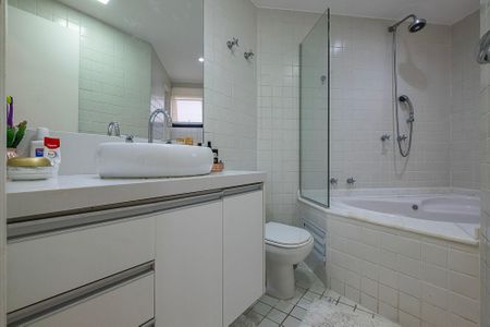 Apartamento à venda com 94m², 2 quartos e 2 vagas Apartamento à venda com 94m², 2 quartos e 2 vagasBanheiro da Suíte 1