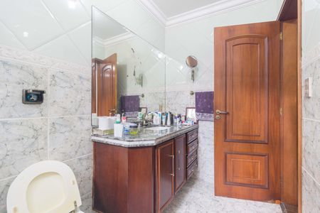 Casa à venda com 268m², 5 quartos e 3 vagas Casa à venda com 268m², 5 quartos e 3 vagasBanheiro 2