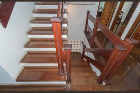 Casa à venda com 268m², 5 quartos e 3 vagas Casa à venda com 268m², 5 quartos e 3 vagasEscada