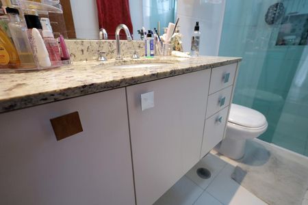 Apartamento à venda com 127m², 3 quartos e 3 vagas Apartamento à venda com 127m², 3 quartos e 3 vagasBanheiro da Suíte 2