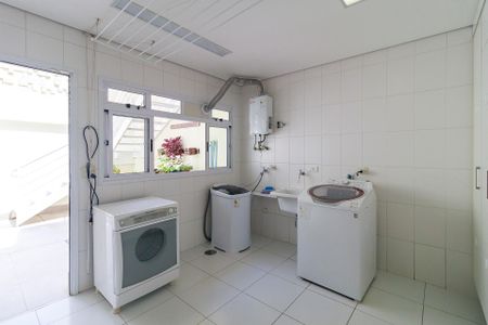 Casa de condomínio à venda com 447m², 4 quartos e 5 vagasÁrea de Serviço