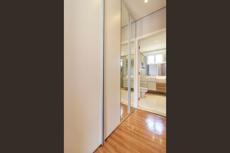 Casa de condomínio à venda com 447m², 4 quartos e 5 vagasSuíte Principal - Closet