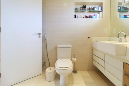 Casa de condomínio à venda com 447m², 4 quartos e 5 vagasSuíte Principal - Banheiro