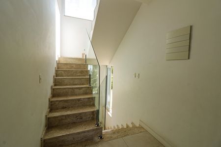 Casa de condomínio à venda com 300m², 5 quartos e 3 vagasEscada