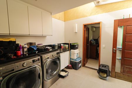 Casa de condomínio à venda com 300m², 5 quartos e 3 vagasLavanderia