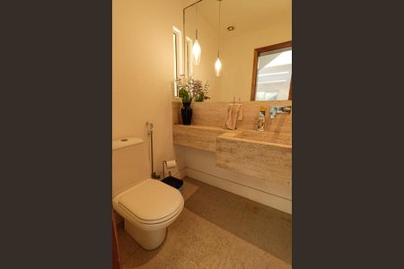 Casa de condomínio à venda com 300m², 5 quartos e 3 vagasLavabo