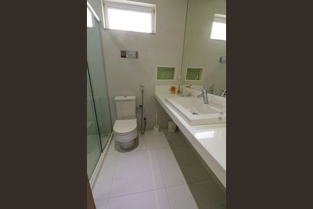 Casa de condomínio à venda com 300m², 5 quartos e 3 vagasBanheiro/Suíte 4