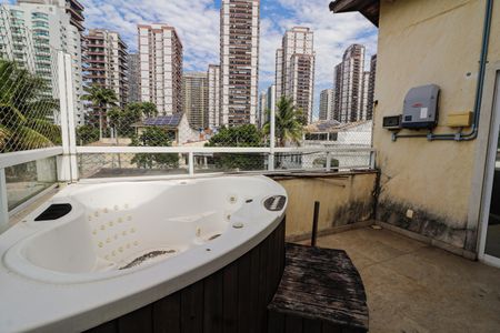 Casa de condomínio à venda com 300m², 5 quartos e 3 vagasOfurô/Suíte 5