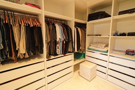 Casa de condomínio à venda com 300m², 5 quartos e 3 vagasCloset /Suíte 1