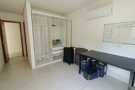 Casa de condomínio à venda com 300m², 5 quartos e 3 vagasSuíte 4