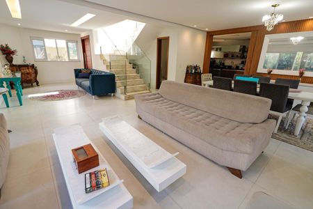 Casa de condomínio à venda com 300m², 5 quartos e 3 vagasSala