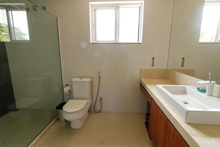 Casa de condomínio à venda com 300m², 5 quartos e 3 vagasBanheiro/Suíte 2