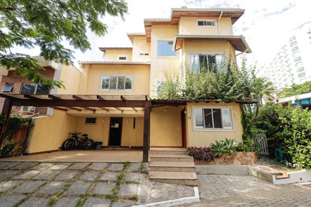 Casa de condomínio à venda com 300m², 5 quartos e 3 vagasFachada