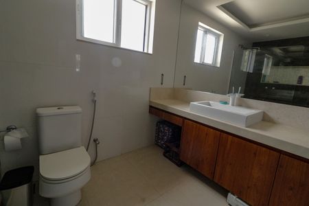 Casa de condomínio à venda com 300m², 5 quartos e 3 vagasBanheiro/Suíte 2