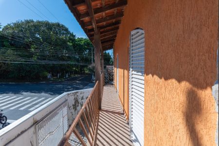 Casa à venda com 340m², 4 quartos e 4 vagas Casa à venda com 340m², 4 quartos e 4 vagasSacada do Quarto 1